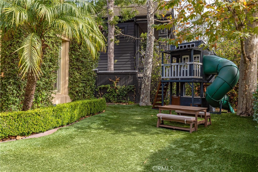 12094 Summit Circle Beverly Hills, CA 90210 - Photo 22 of 23 a backyard of a house with lots of green space
