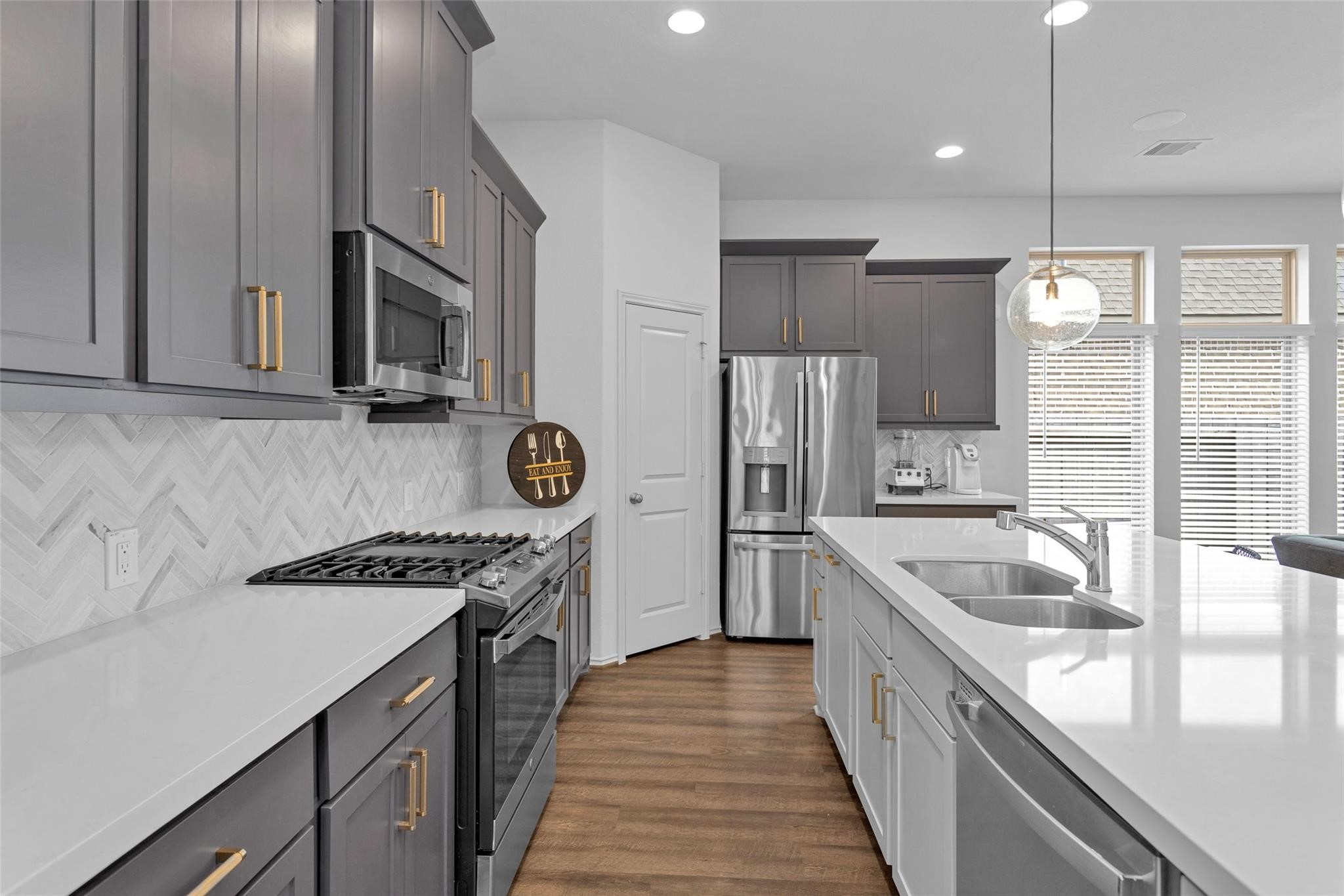 549 Cedar Harbor Court Conroe, TX 77304 - Photo 7 of 25 Look at these beautiful cabinets