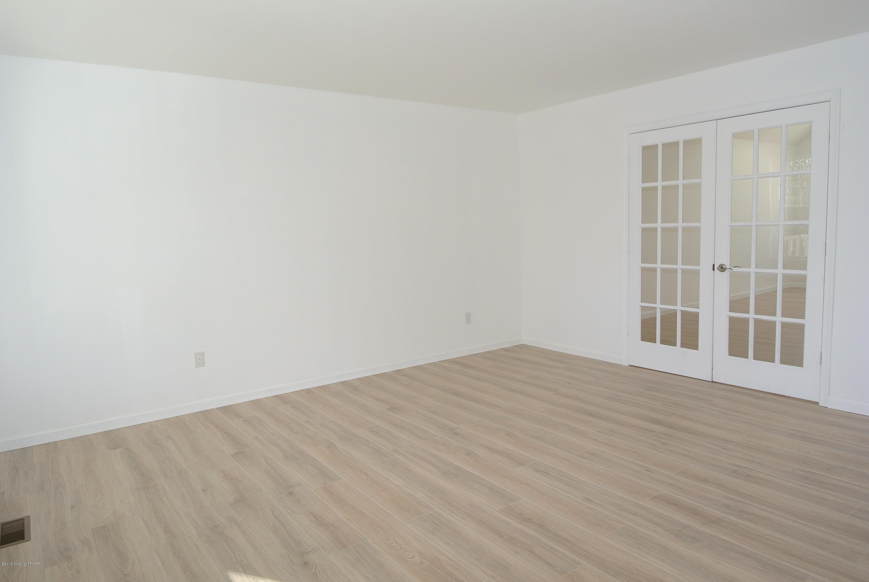 257 Upper Ridge Drive Effort, PA 18330 - Photo 6 of 63 LIVING ROOM