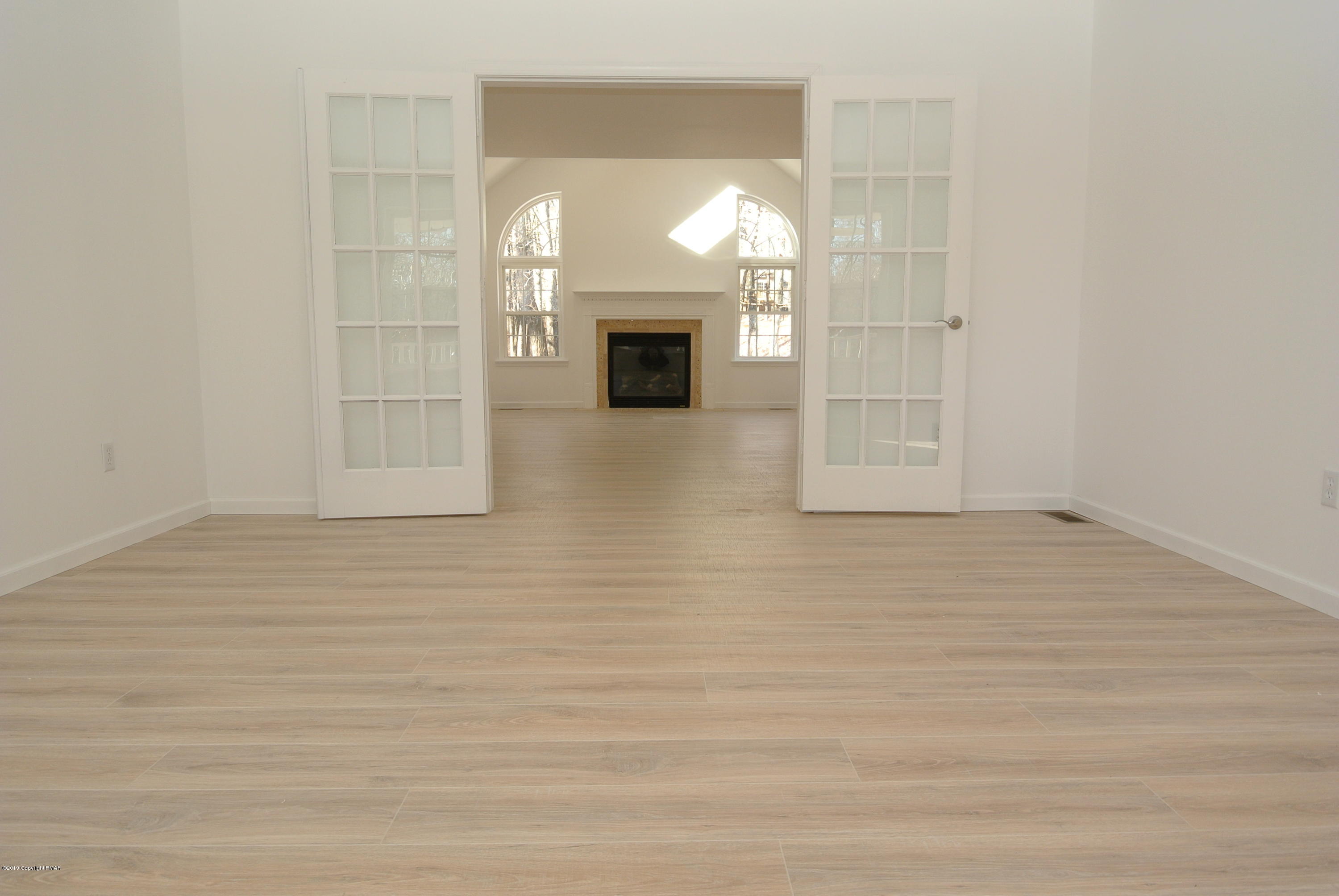 257 Upper Ridge Drive Effort, PA 18330 - Photo 7 of 63 LIVING ROOM