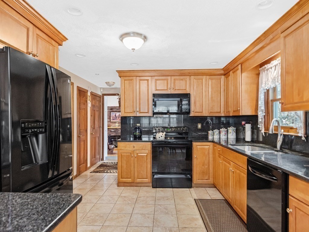 106 Westgate Road Waltham, MA 02453 - Photo 8 of 40