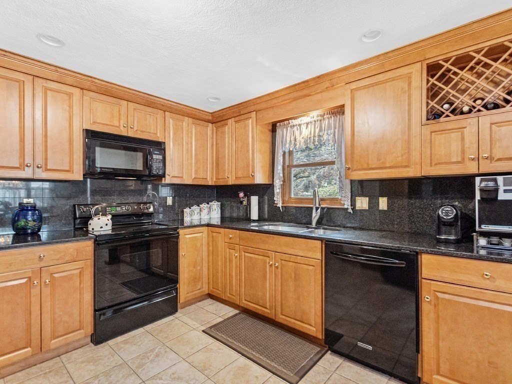 106 Westgate Road Waltham, MA 02453 - Photo 9 of 40