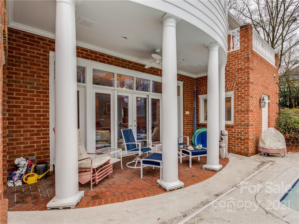 2131 Rolston Drive Charlotte, NC 28207 - Photo 33 of 35 a view of a building with sitting area