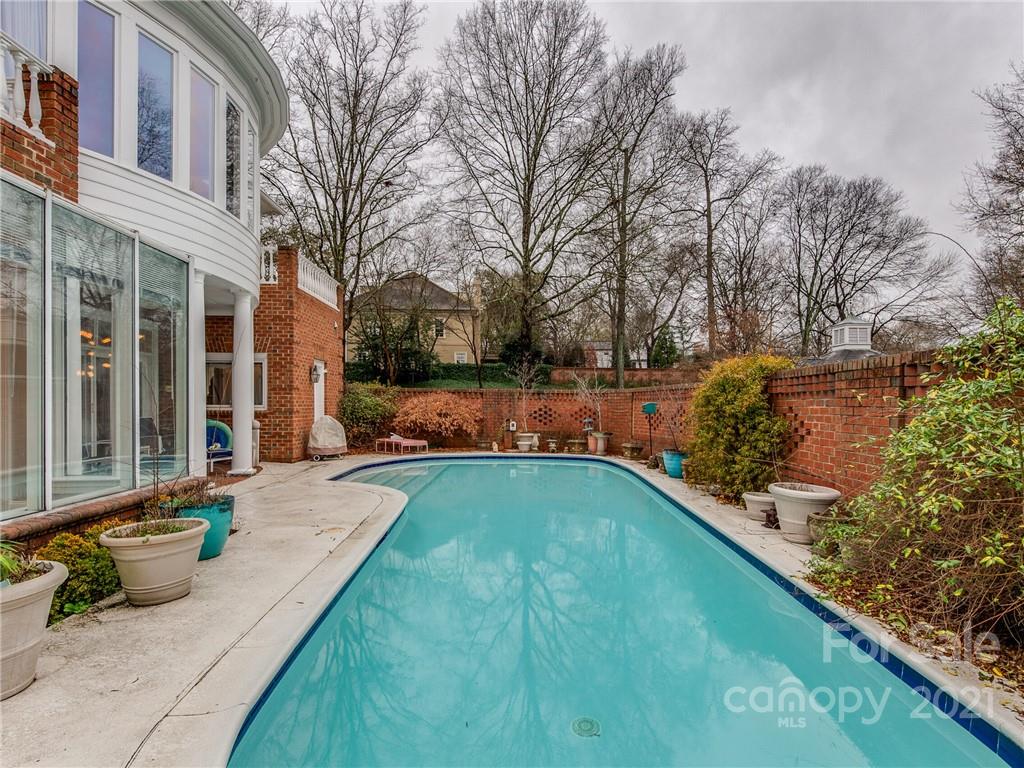 2131 Rolston Drive Charlotte, NC 28207 - Photo 34 of 35 a view of a backyard with sitting area