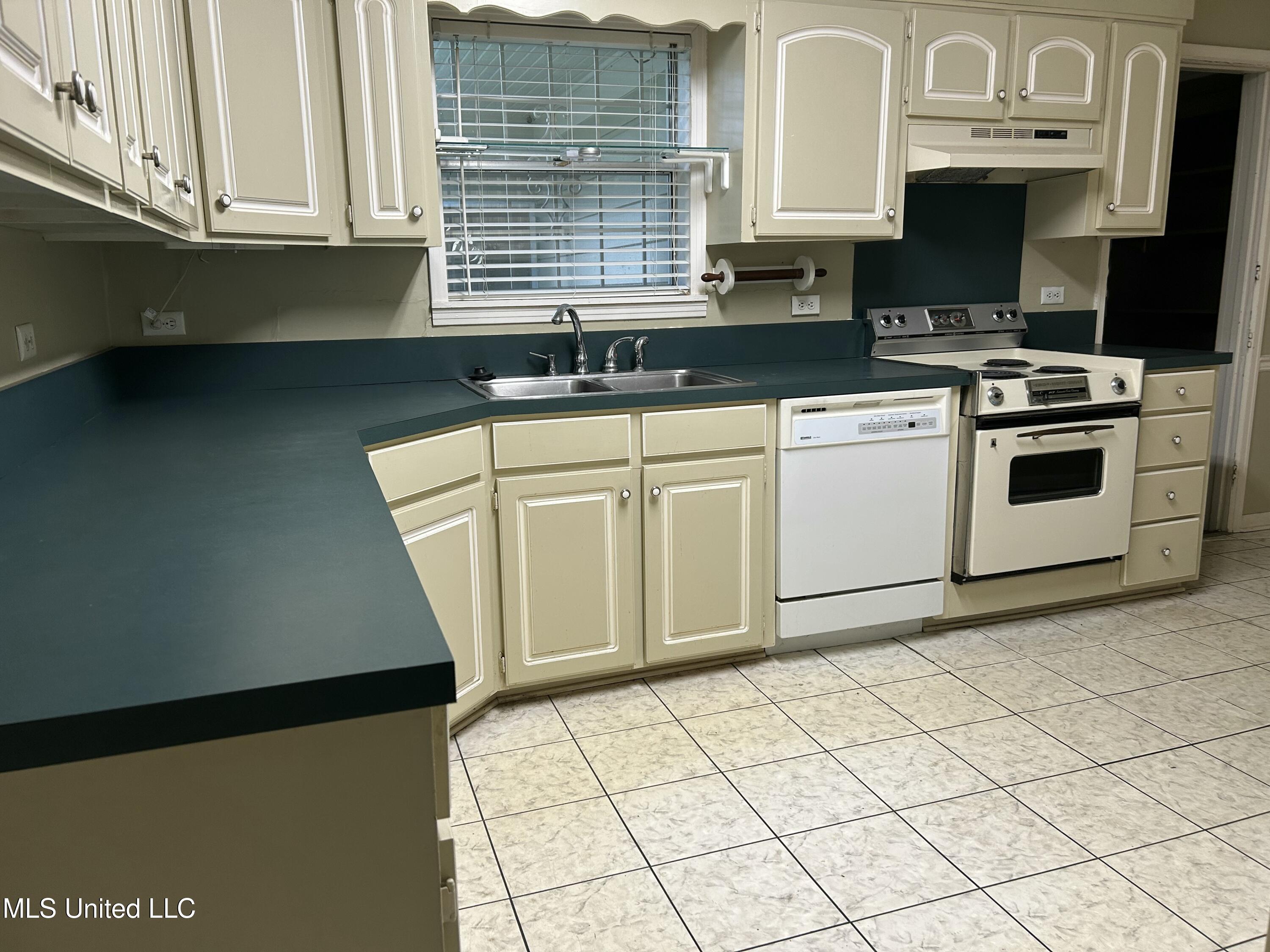 1048 Meadow Heights Drive Jackson, MS 39206 - Photo 6 of 23 IMG_1515