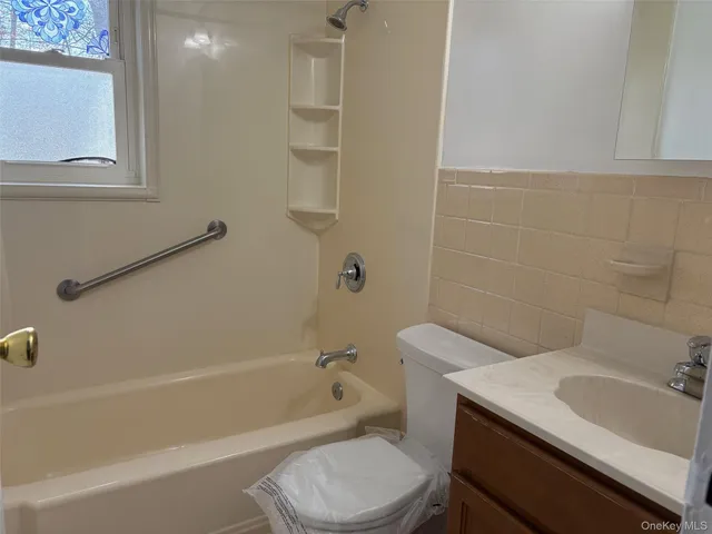 $3,100 | 3592 Park Avenue, Unit 2B, Wantagh, NY 11793