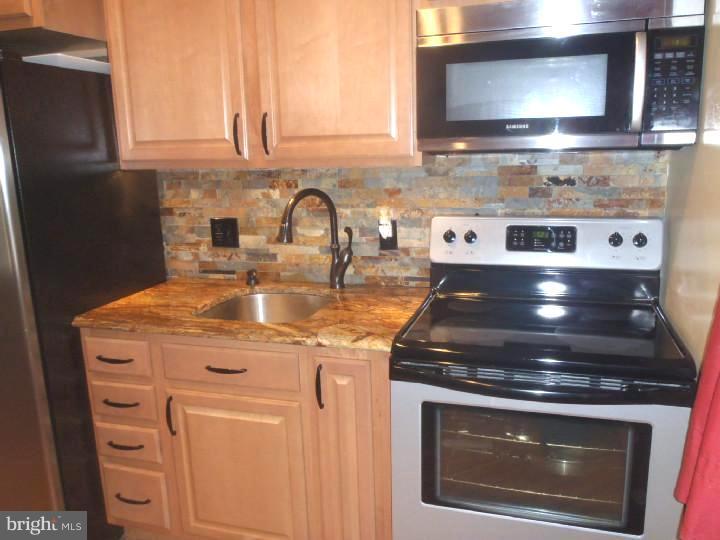 52 Iroquois Road Levittown, PA 19057 - Photo 3 of 25 Kitchen