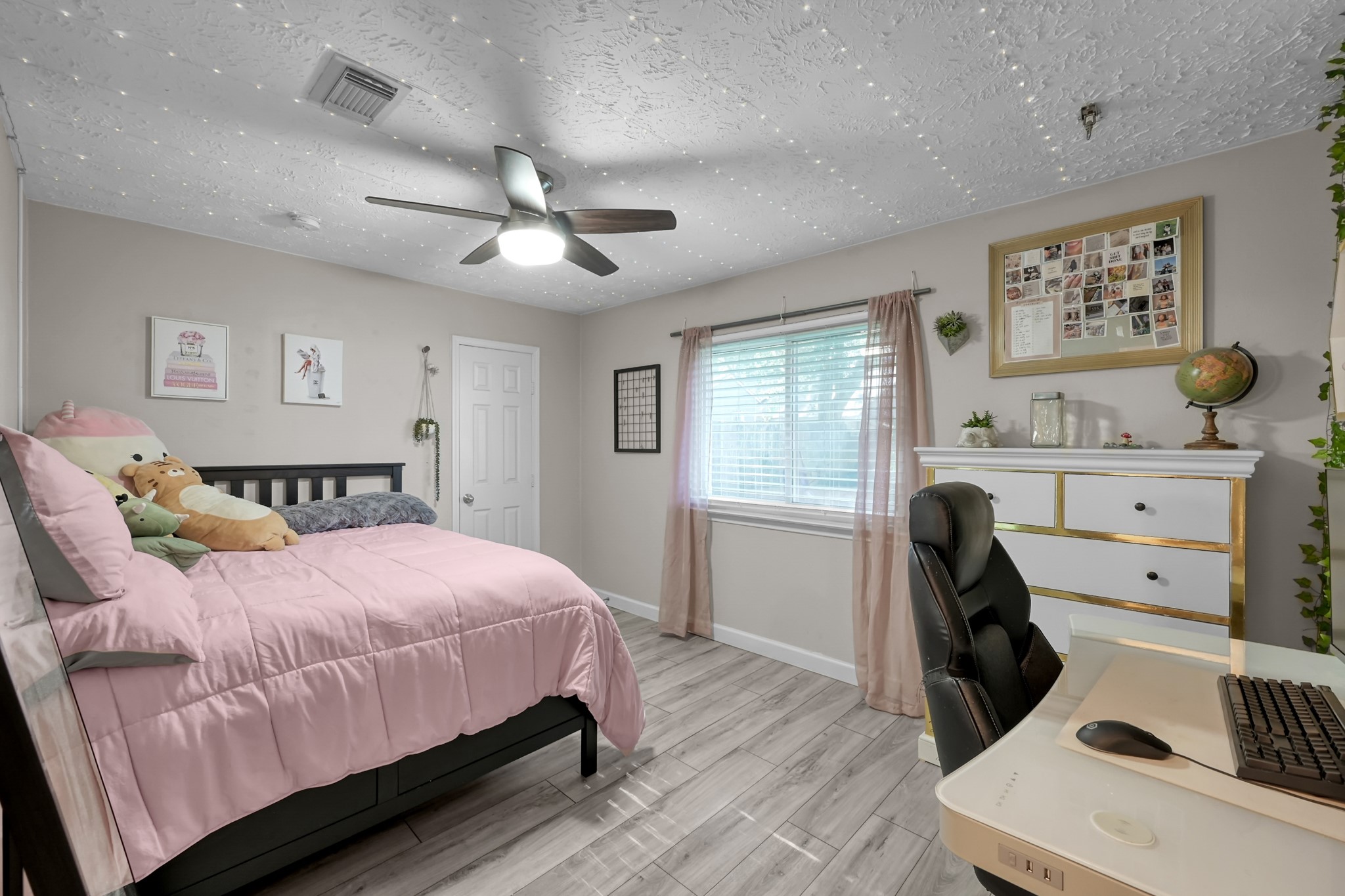 17323 Lowick Street Spring, TX 77379 - Photo 11 of 21 Guest bedroom #2 with walk-n closet.