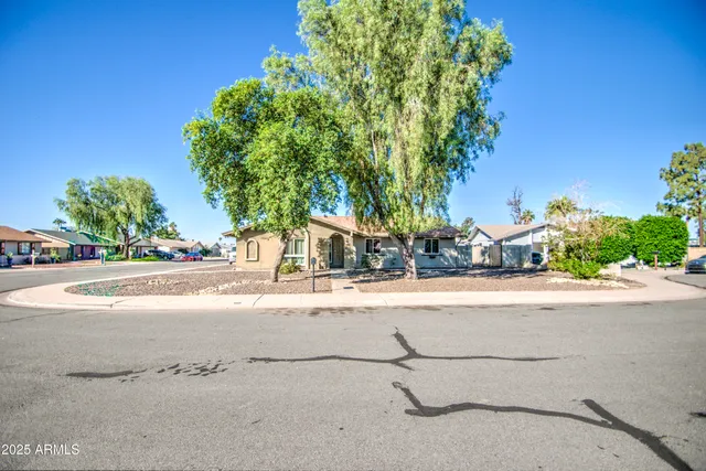 a view of a yard in front of the house