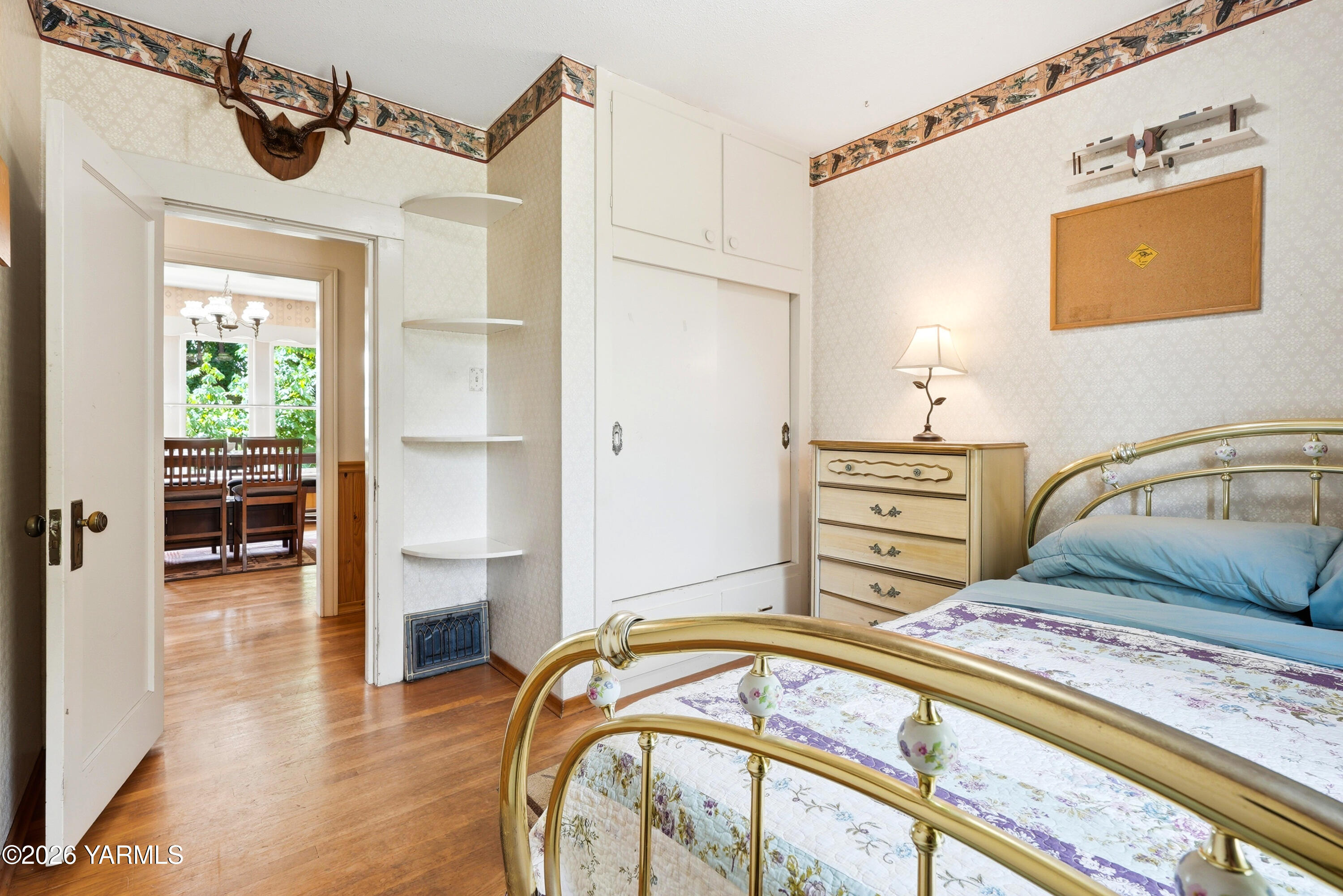 690 North Gleed Road Naches, WA 98937 - Photo 20 of 60 a bedroom with a bed a table and chair