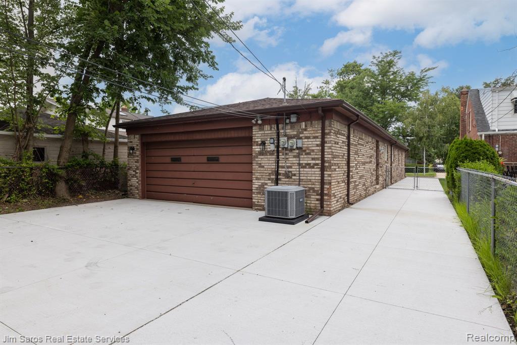 1769 Hampton Road Grosse Pointe Woods, MI 48236 - Photo 4 of 27