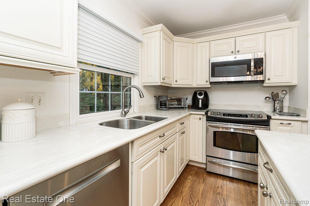 1039 Pointe Pl Boulevard Rochester, MI 48307 - Photo 10 of 50
