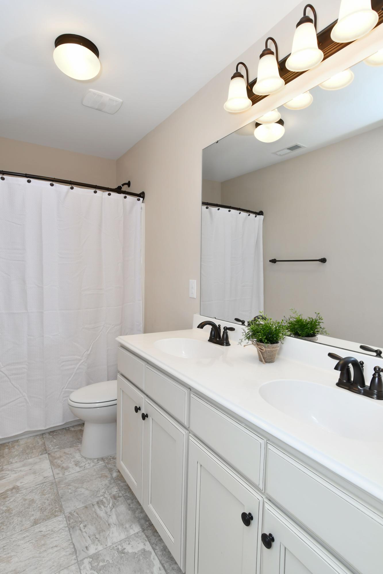 204 Sandy Springs Road Aberdeen, NC 28315 - Photo 20 of 32 Guest Bath Upper