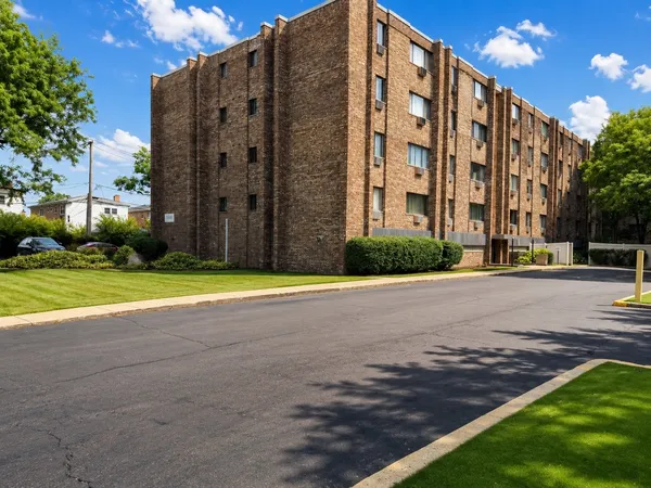 $169,000 | 5306 North Cumberland Avenue, Unit 521, Chicago, IL 60656