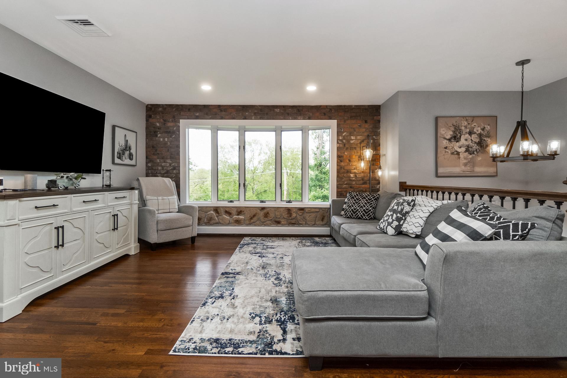 816 Spring City Road Phoenixville, PA 19460 - Photo 8 of 59 Living Room
