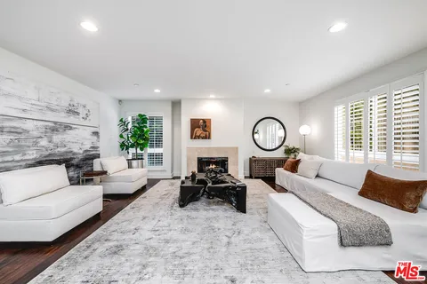 $800,000 | 7249 Franklin Avenue, Unit 203, Los Angeles, CA 90046