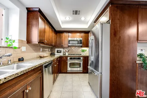 $800,000 | 7249 Franklin Avenue, Unit 203, Los Angeles, CA 90046