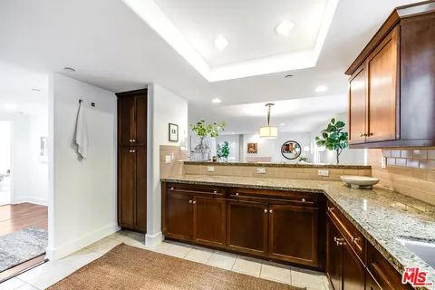 $800,000 | 7249 Franklin Avenue, Unit 203, Los Angeles, CA 90046