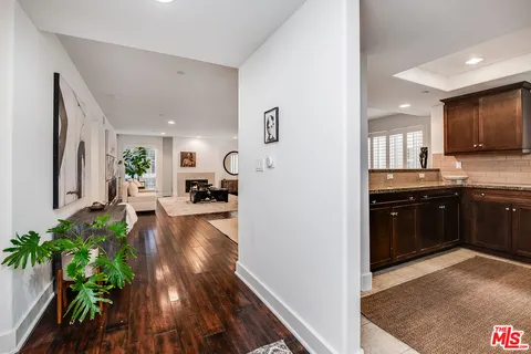 $800,000 | 7249 Franklin Avenue, Unit 203, Los Angeles, CA 90046