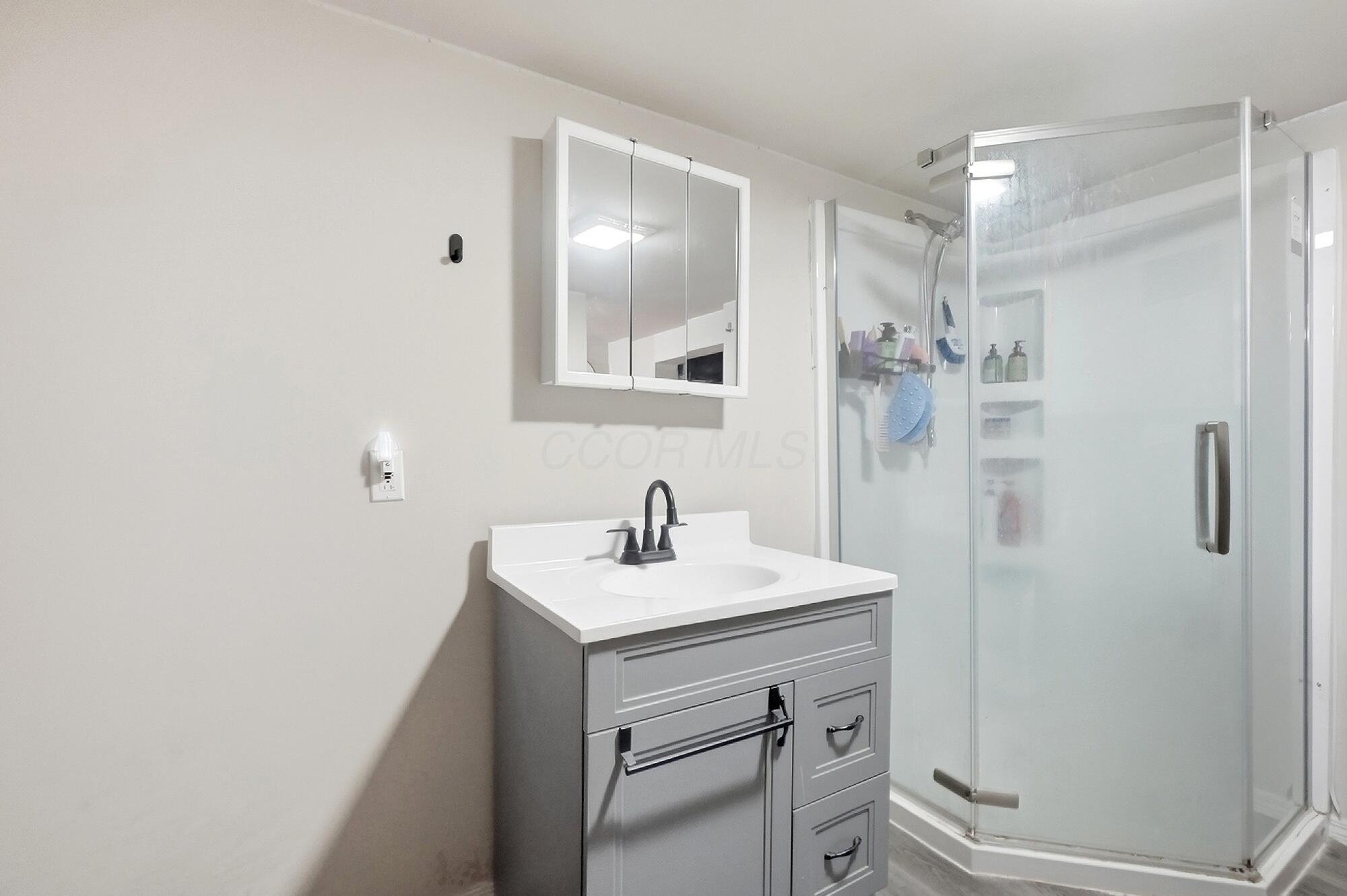 2025 Ward Road Columbus, OH 43224 - Photo 13 of 21 LL Bath