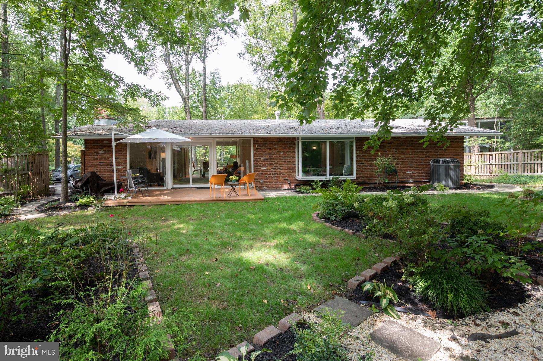 7615 Elba Road Alexandria, VA 22306 - Photo 38 of 52 Landscaping