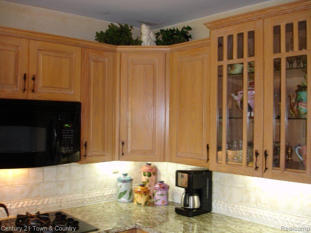 4118 Nearbrook Road Bloomfield Hills, MI 48302 - Photo 8 of 25 corner cabinetry in kitchen