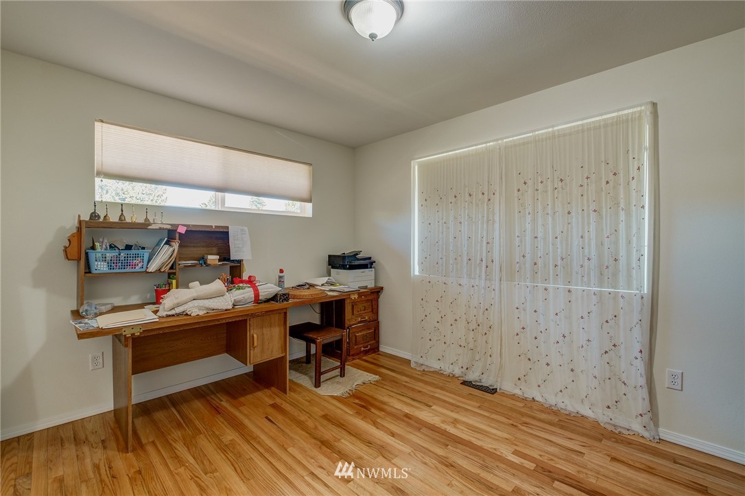 1633 Edmonds Avenue Northeast Renton, WA 98056 - Photo 15 of 38