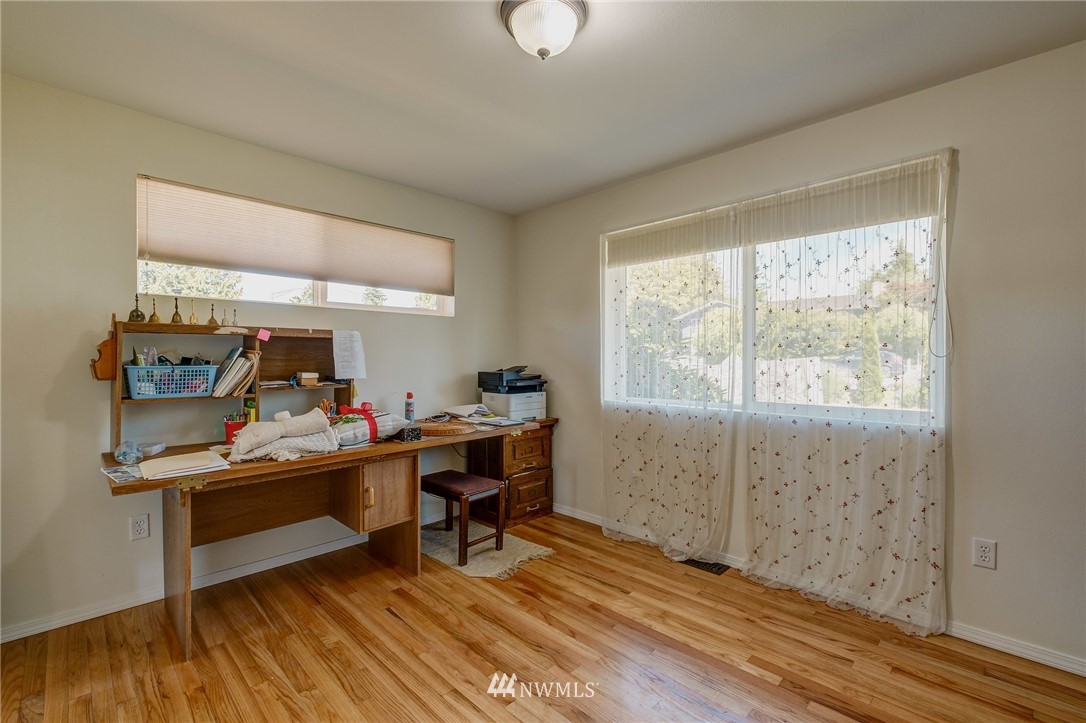 1633 Edmonds Avenue Northeast Renton, WA 98056 - Photo 18 of 38