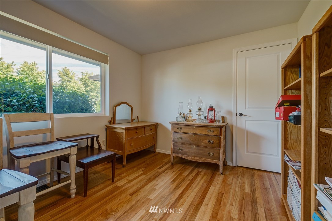 1633 Edmonds Avenue Northeast Renton, WA 98056 - Photo 20 of 38