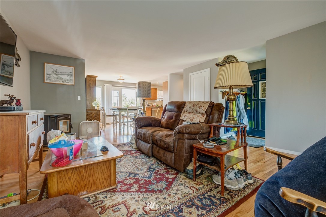 1633 Edmonds Avenue Northeast Renton, WA 98056 - Photo 3 of 38
