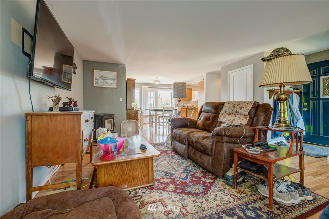 1633 Edmonds Avenue Northeast Renton, WA 98056 - Photo 4 of 38