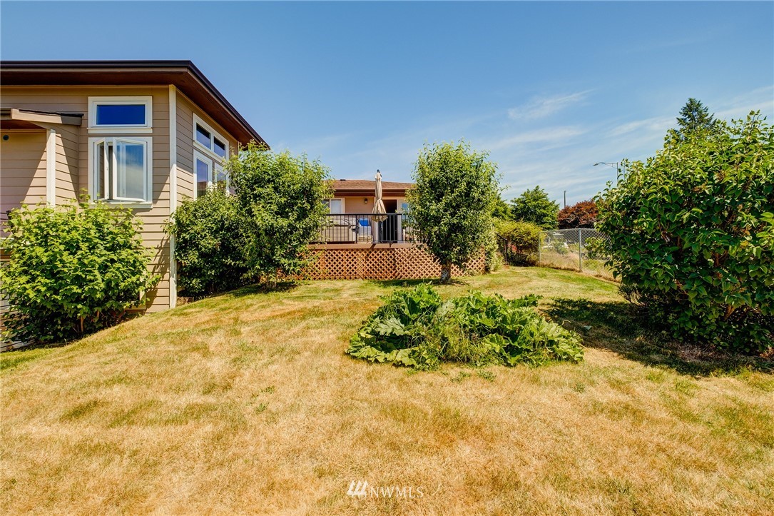 1633 Edmonds Avenue Northeast Renton, WA 98056 - Photo 31 of 38