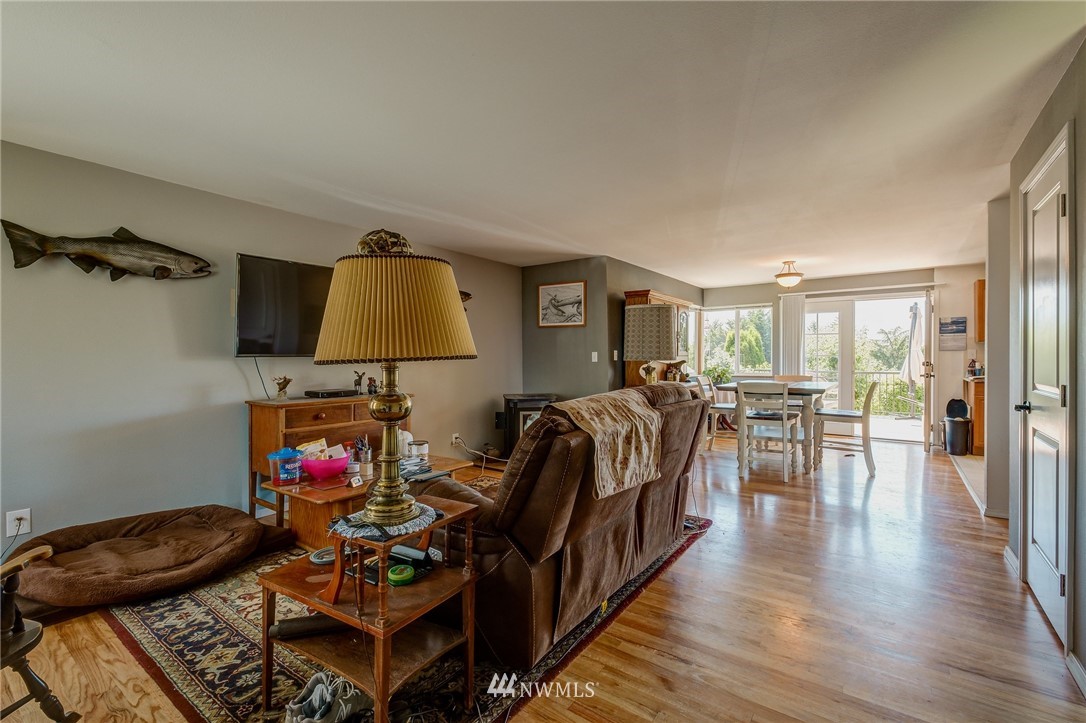 1633 Edmonds Avenue Northeast Renton, WA 98056 - Photo 5 of 38