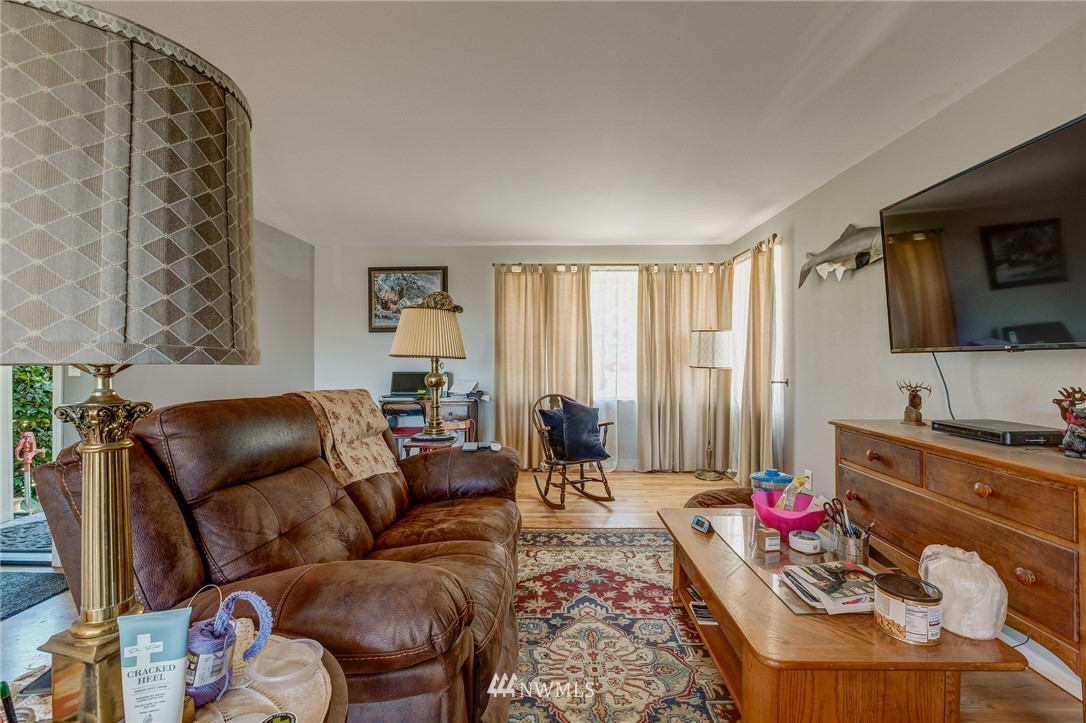 1633 Edmonds Avenue Northeast Renton, WA 98056 - Photo 6 of 38