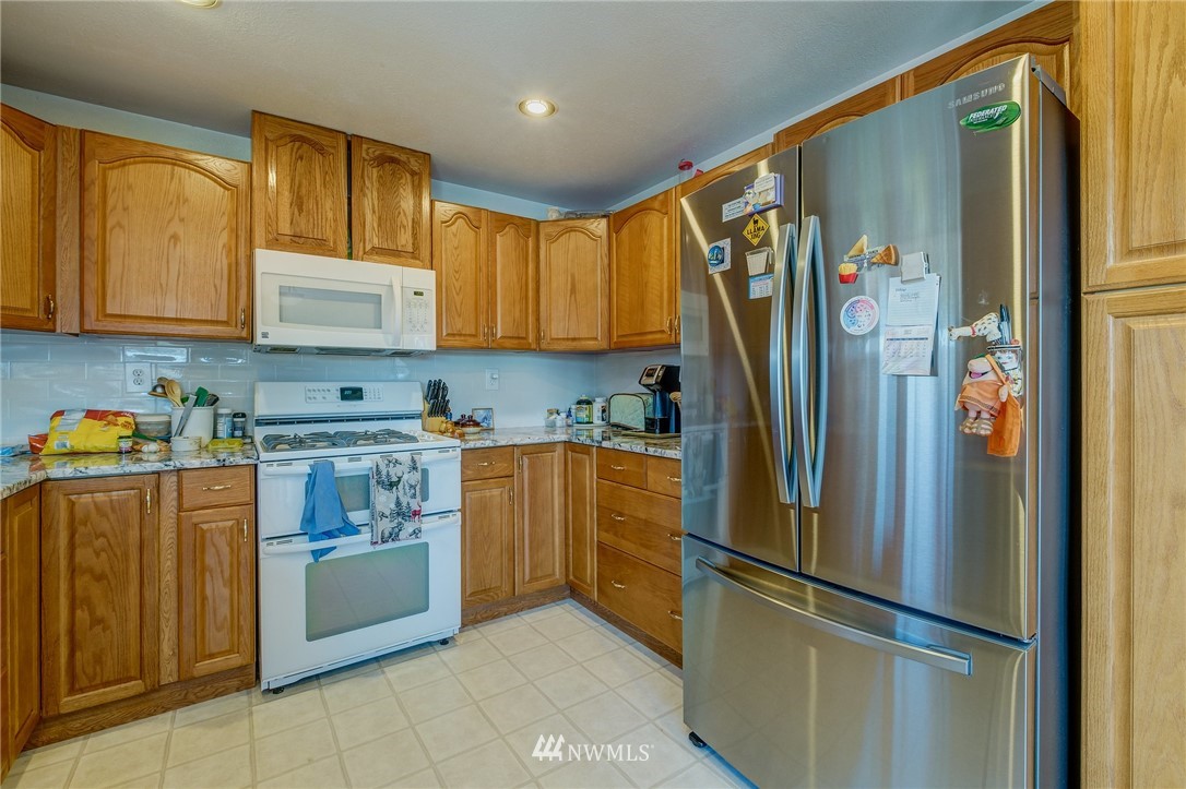 1633 Edmonds Avenue Northeast Renton, WA 98056 - Photo 7 of 38