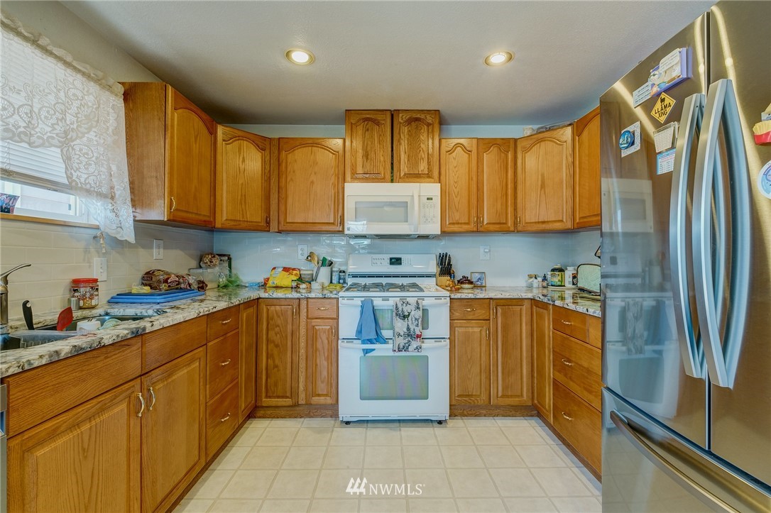 1633 Edmonds Avenue Northeast Renton, WA 98056 - Photo 8 of 38