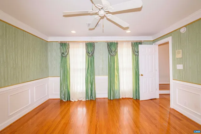 a black and white photo of a living room