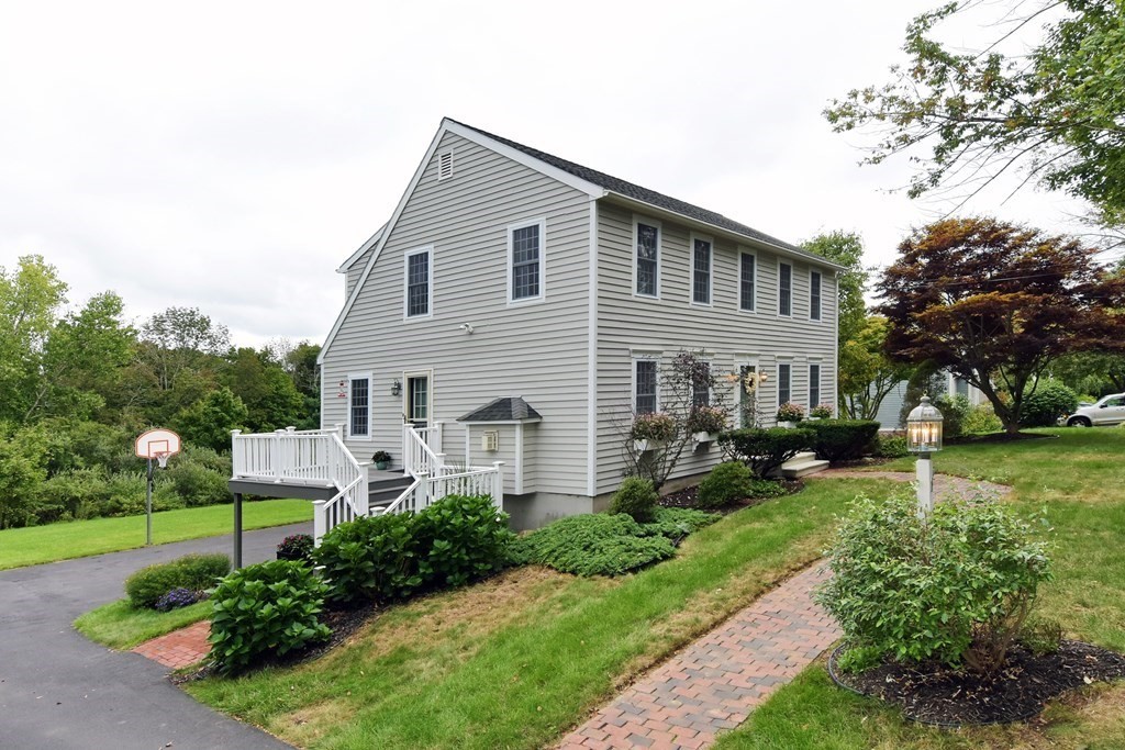 17 Wallace Road Sturbridge, MA 01566 - Photo 1 of 40