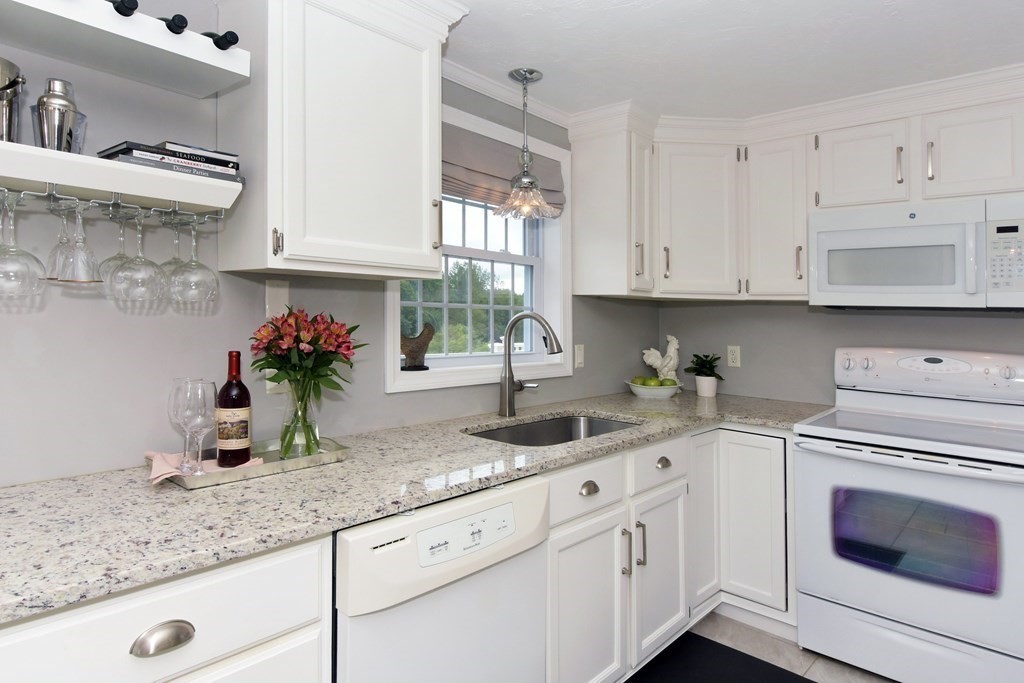 17 Wallace Road Sturbridge, MA 01566 - Photo 3 of 40