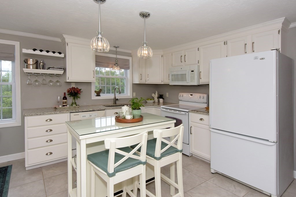 17 Wallace Road Sturbridge, MA 01566 - Photo 4 of 40