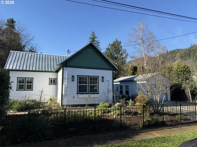 $395,900 | 427 Date Street, Drain, OR 97435