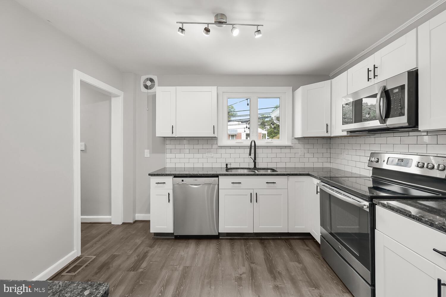 420 Hillen Road Towson, MD 21286 - Photo 14 of 60 Main Level Kitchen