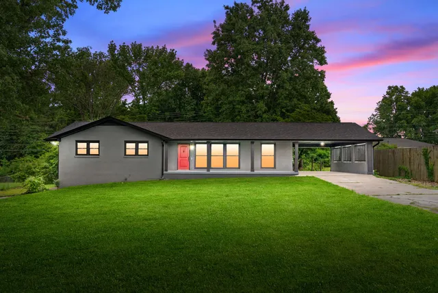 a view of a house with a yard