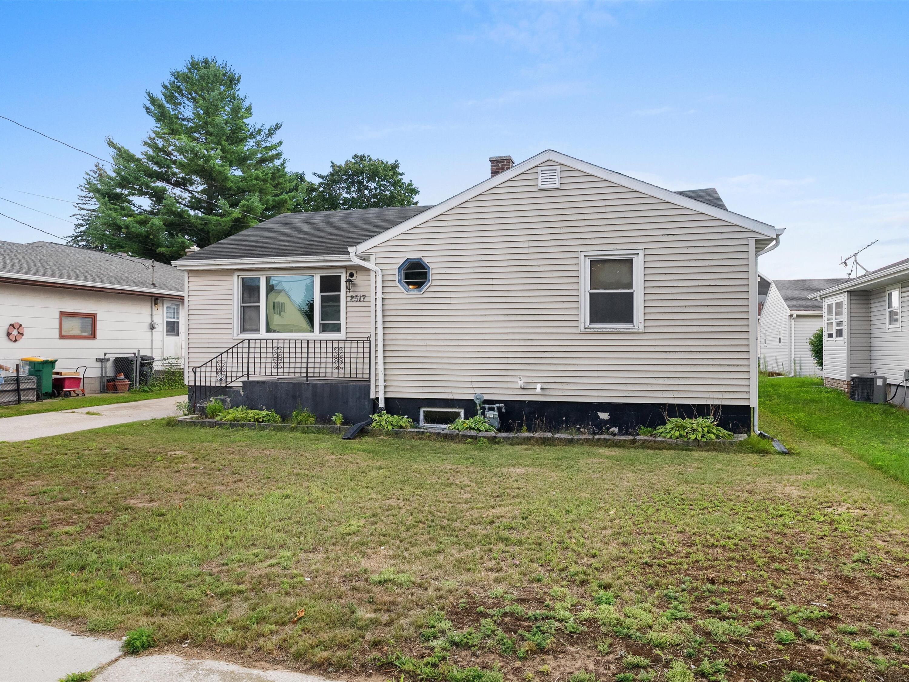 2517 13th Street Two Rivers, WI 54241 - Photo 2 of 24 21-DSC06555