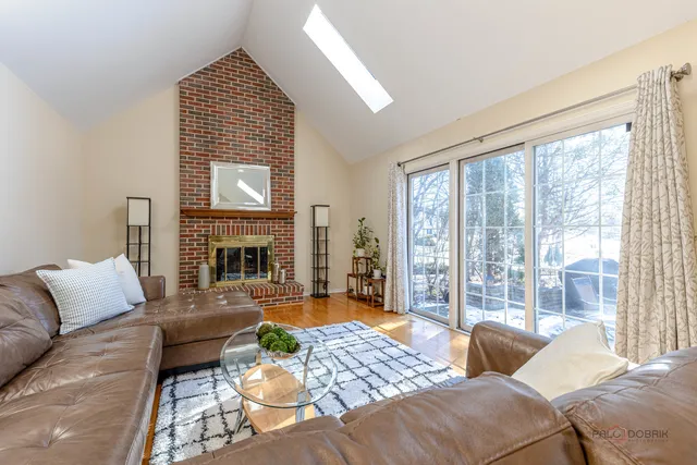 $879,000 | 275 East Saddle Back Road, Vernon Hills, IL 60061