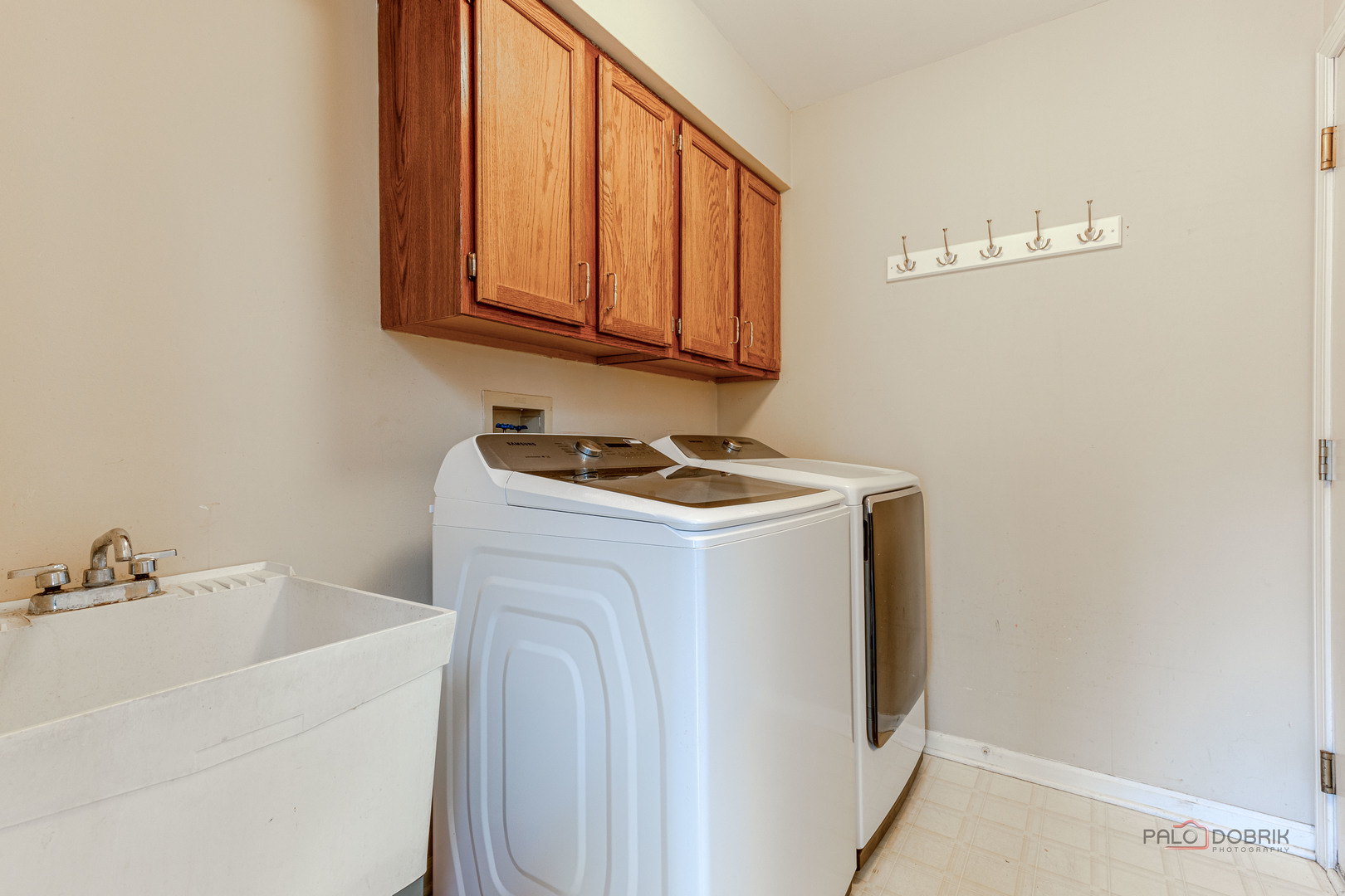 275 East Saddle Back Road Vernon Hills, IL 60061 - Photo 18 of 32 a utility room with dryer and washer