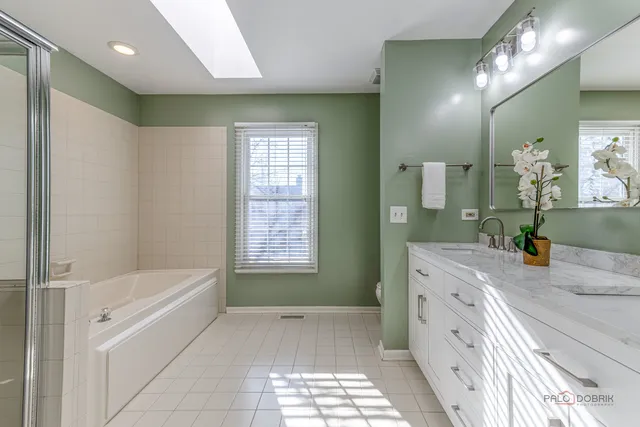 $879,000 | 275 East Saddle Back Road, Vernon Hills, IL 60061