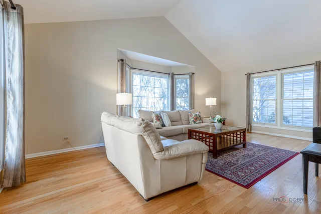 $879,000 | 275 East Saddle Back Road, Vernon Hills, IL 60061