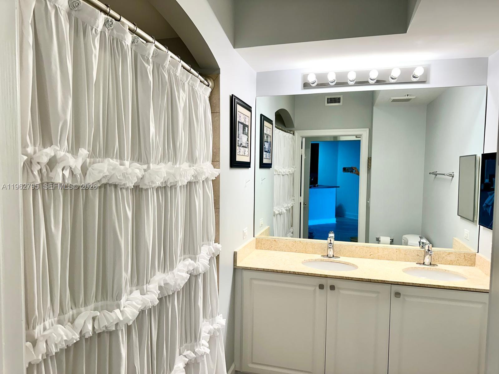 1660 Renaissance Commons Boulevard, Unit 2606 Boynton Beach, FL 33426 - Photo 11 of 20 Bath tub