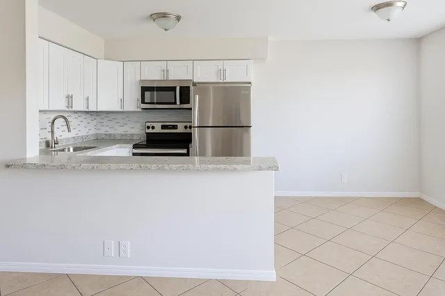 $1,975 | 4670 Northeast 5th Avenue, Unit 7, Boca Raton, FL 33431